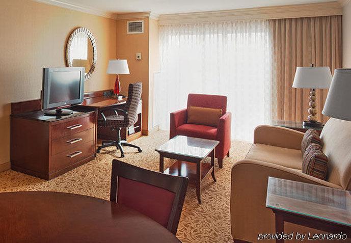 Holiday Inn チェサピーク エクステリア 写真
