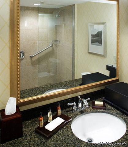 Holiday Inn チェサピーク エクステリア 写真