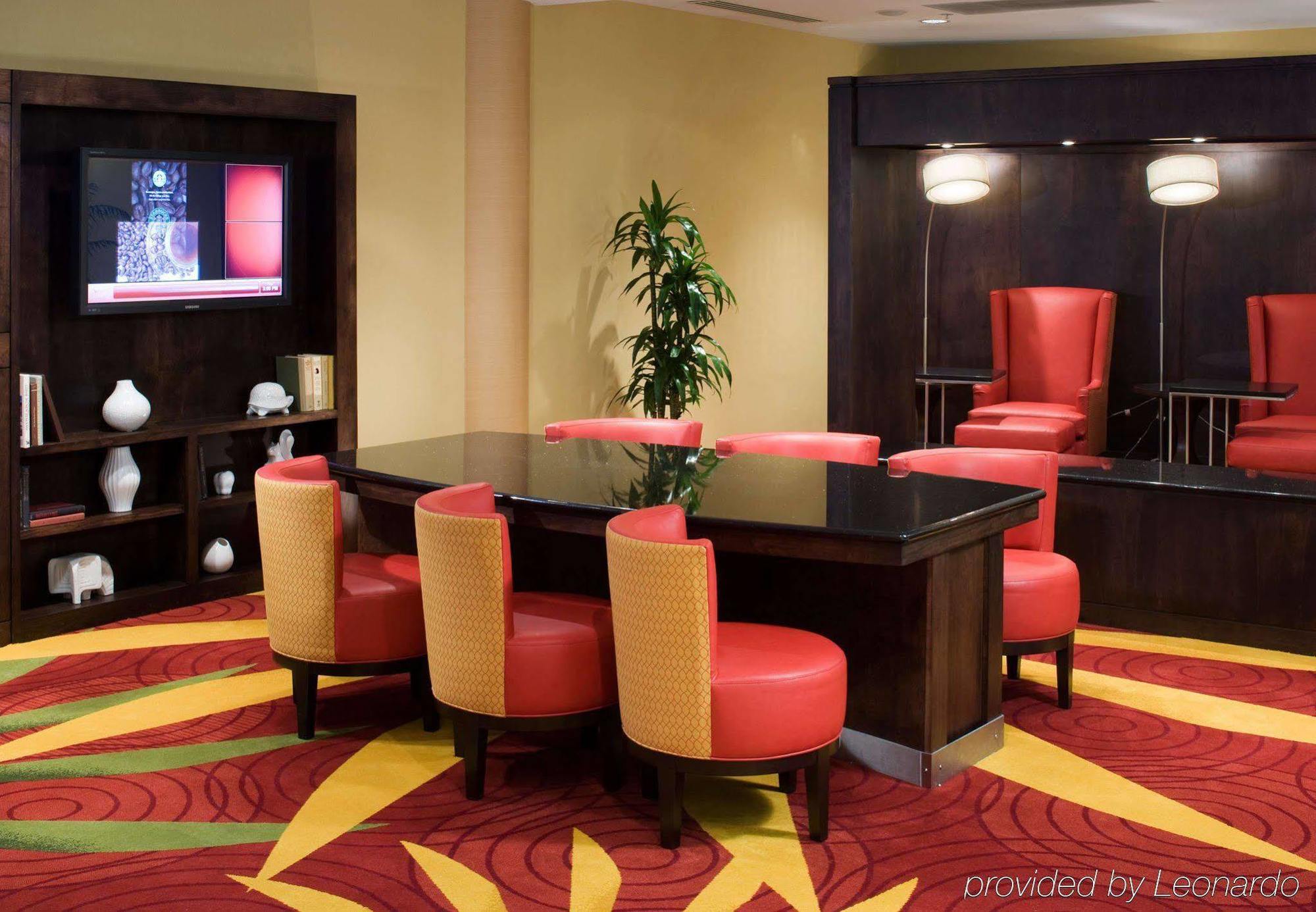 Holiday Inn チェサピーク エクステリア 写真