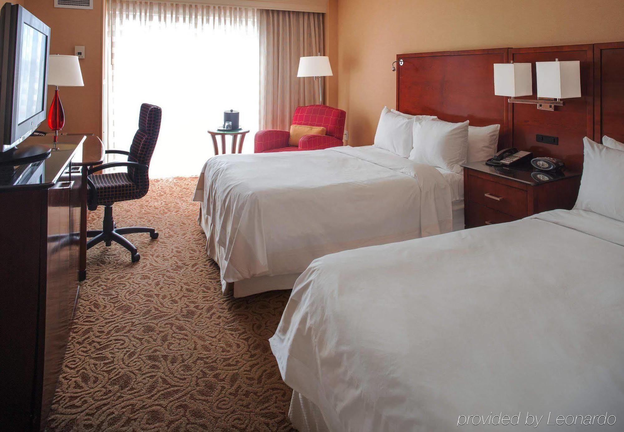 Holiday Inn チェサピーク エクステリア 写真