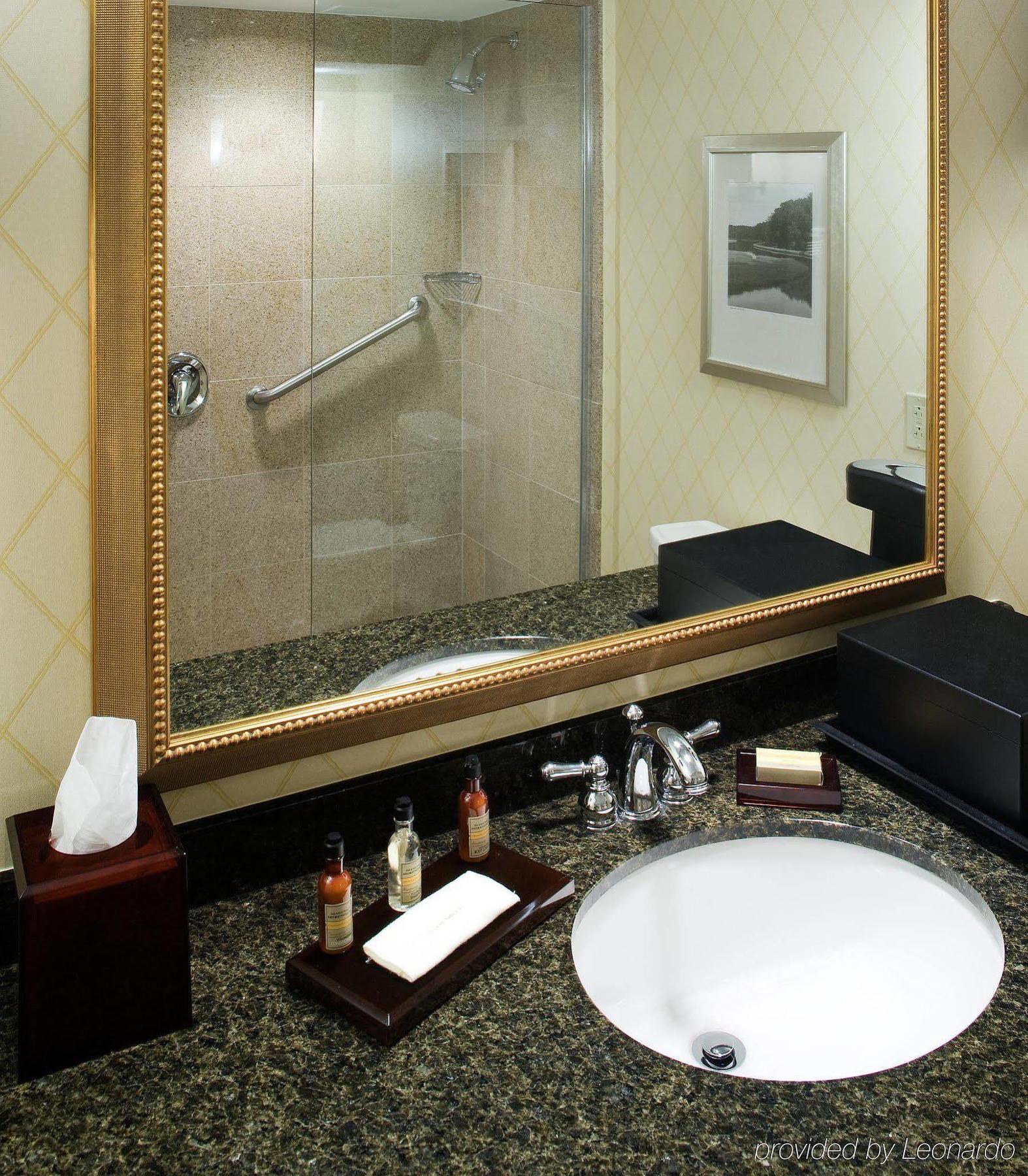 Holiday Inn チェサピーク エクステリア 写真