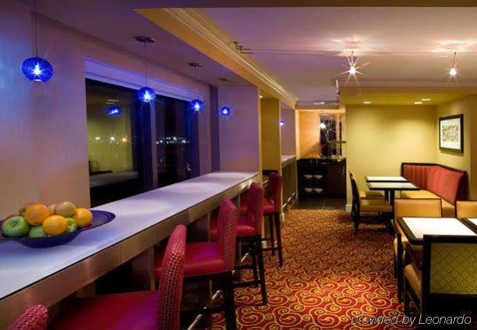 Holiday Inn チェサピーク レストラン 写真