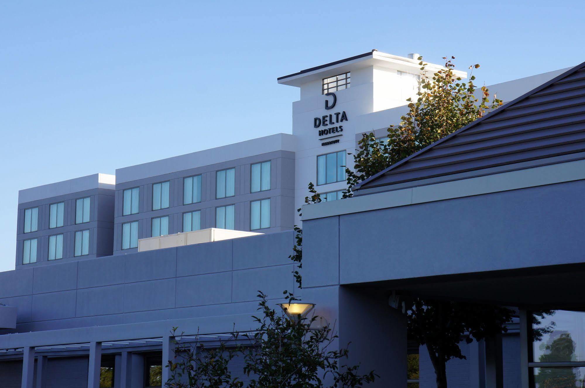 Holiday Inn チェサピーク エクステリア 写真