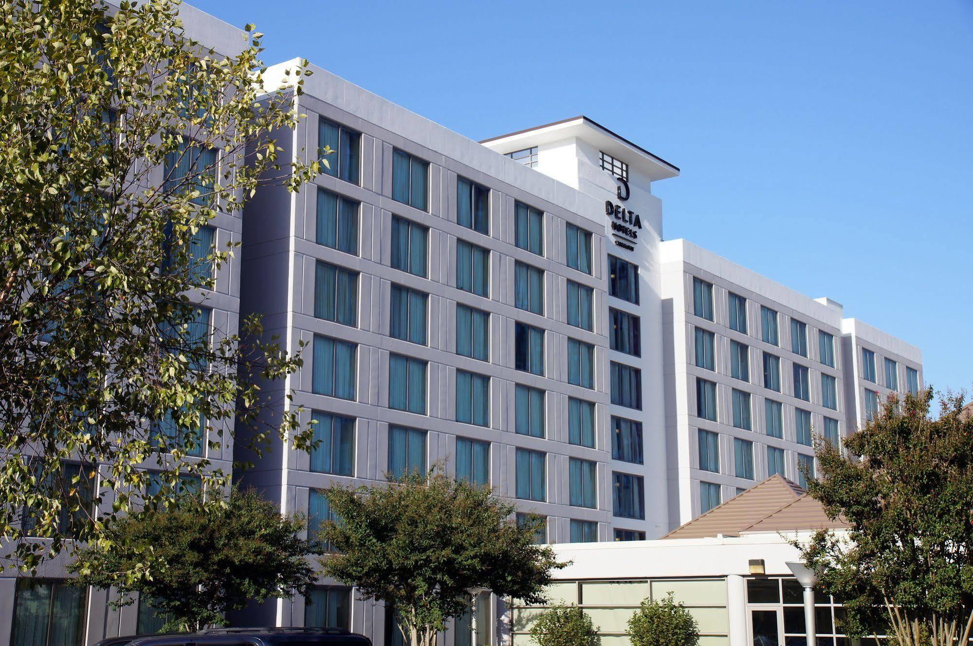 Holiday Inn チェサピーク エクステリア 写真