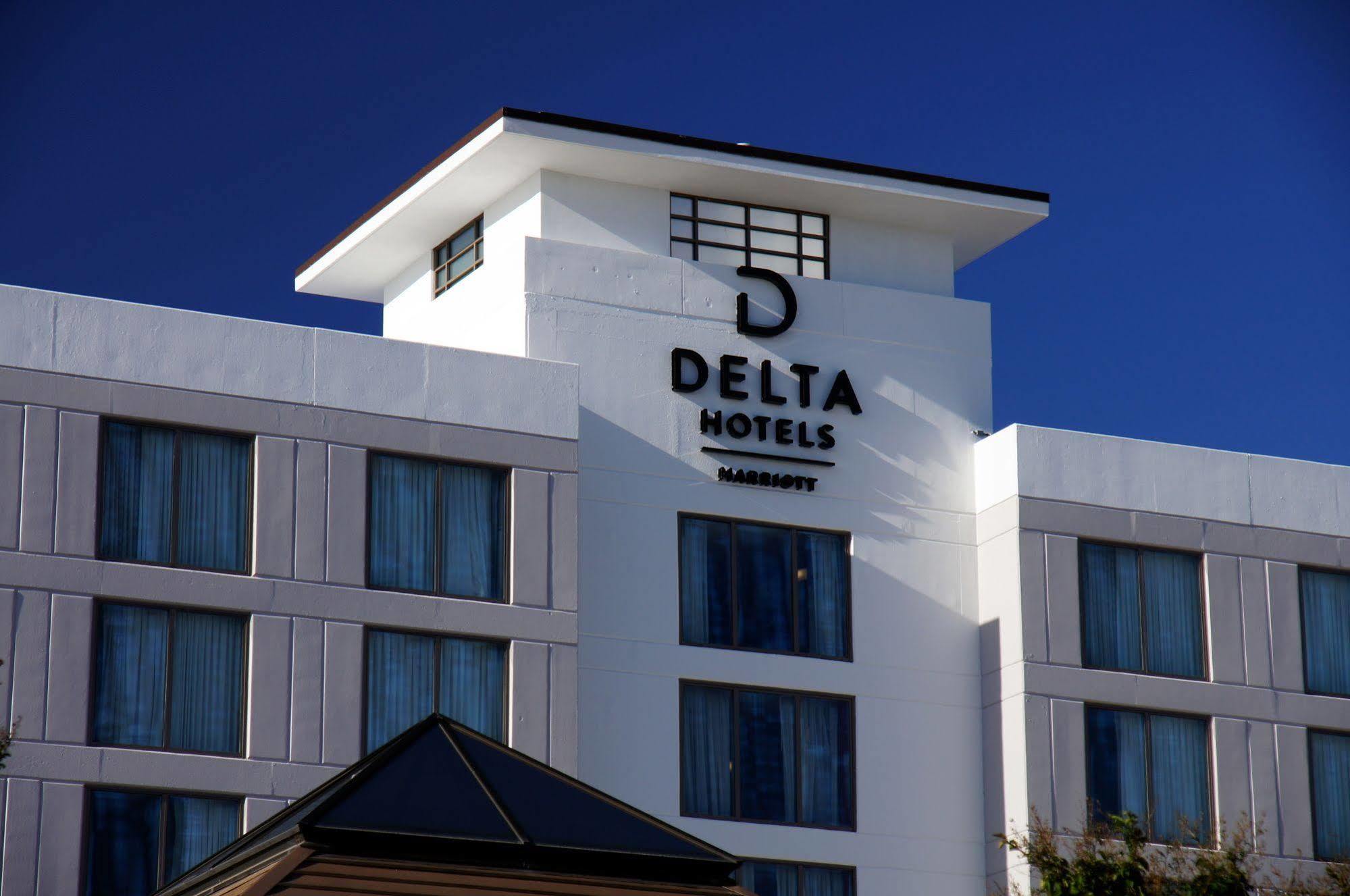 Holiday Inn チェサピーク エクステリア 写真