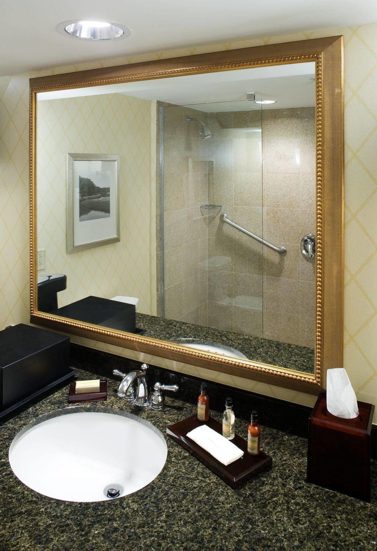 Holiday Inn チェサピーク エクステリア 写真