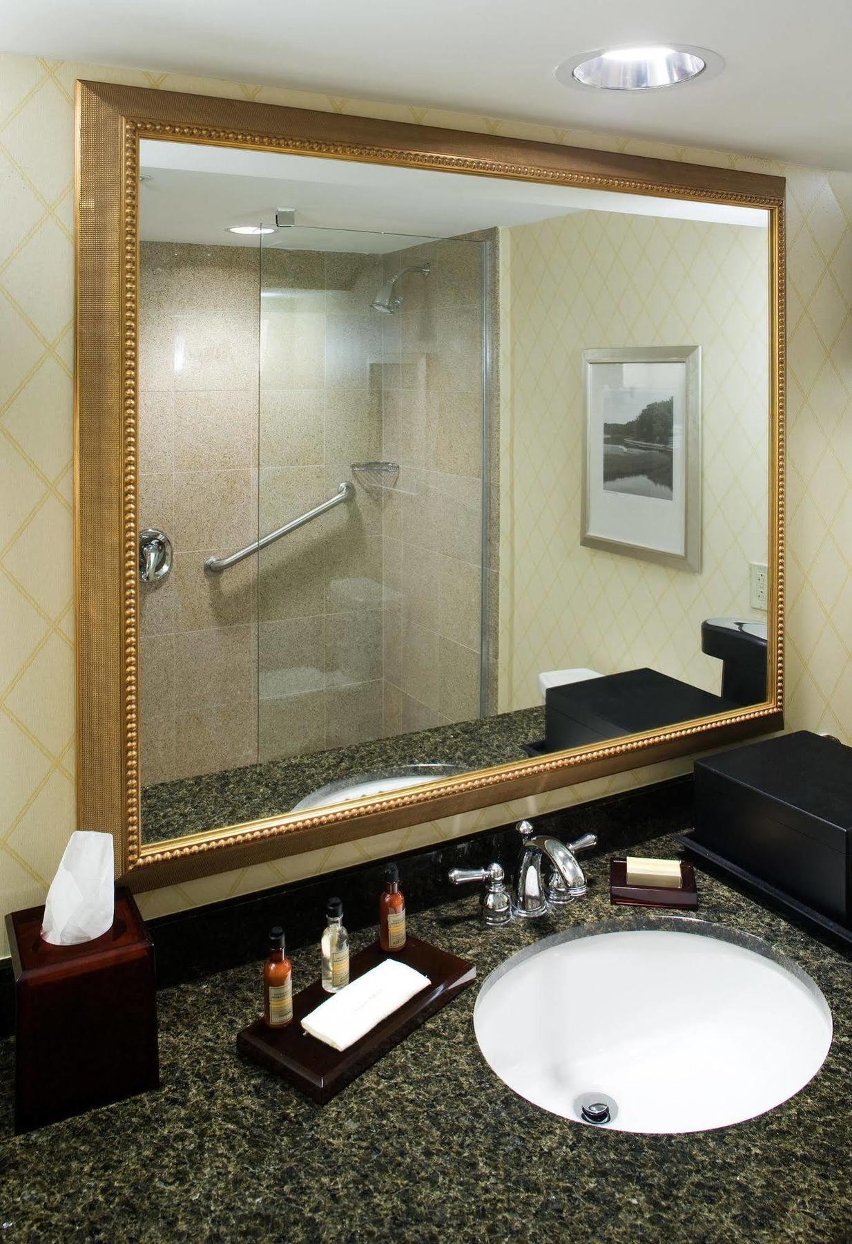 Holiday Inn チェサピーク エクステリア 写真