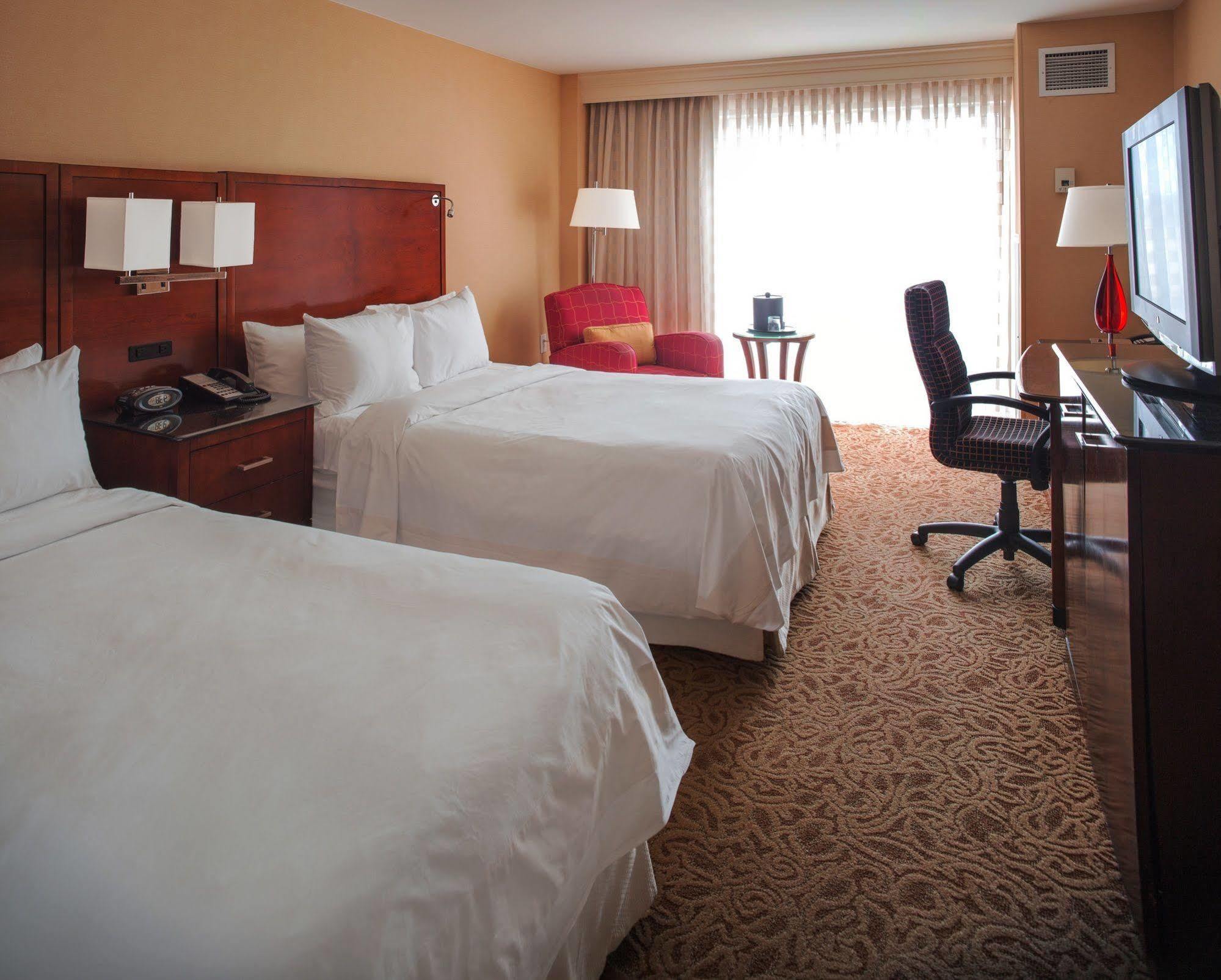 Holiday Inn チェサピーク エクステリア 写真