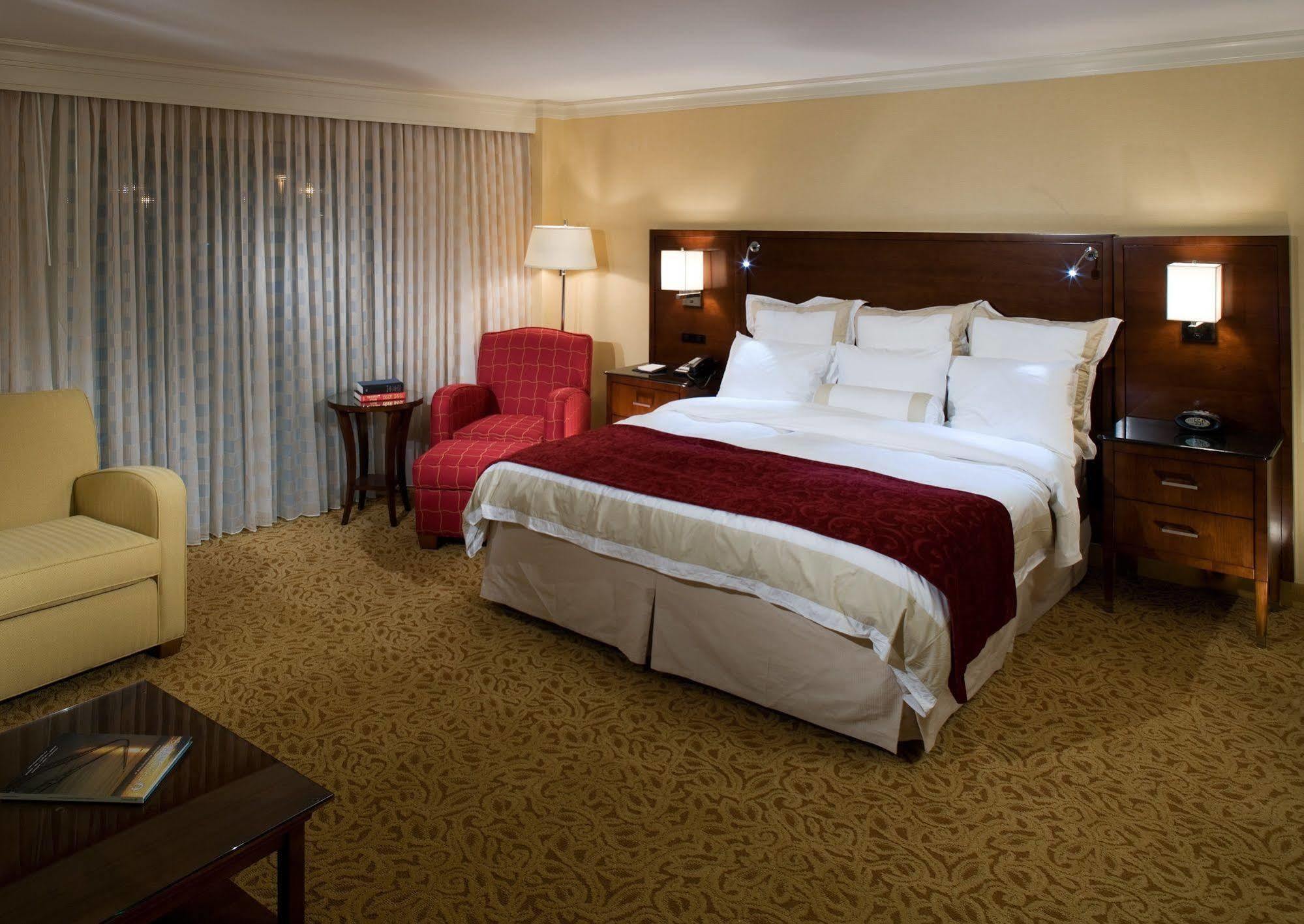 Holiday Inn チェサピーク エクステリア 写真