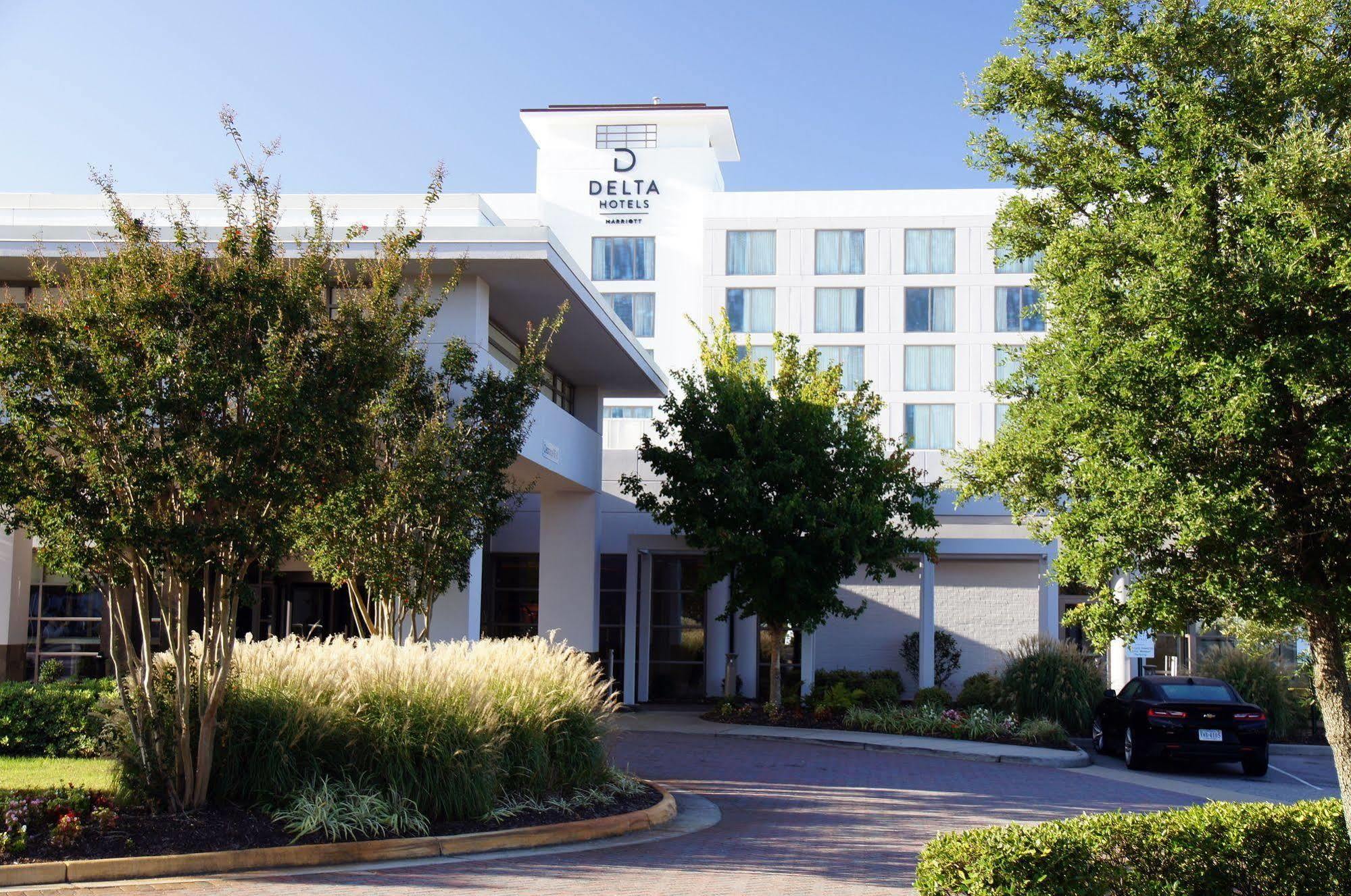 Holiday Inn チェサピーク エクステリア 写真
